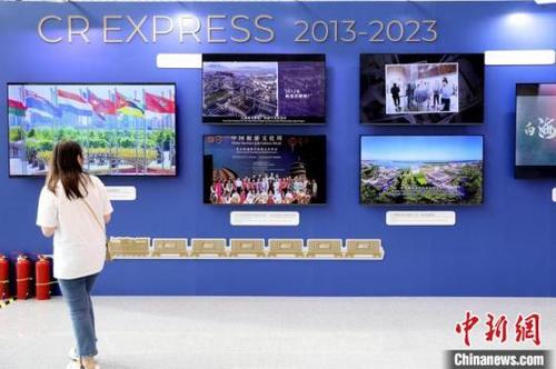 中國(guó)僑網(wǎng)圖為“一帶一路”倡議十周年影視圖片展現(xiàn)場(chǎng)。張遠(yuǎn) 攝