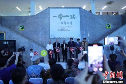 中國僑網(wǎng)圖為嘉賓共同為圖片展剪彩。記者 李志全攝