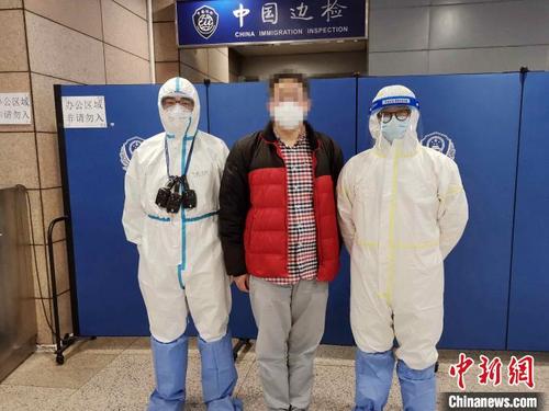 中國僑網犯罪嫌疑人歸國投案 王世玉 攝