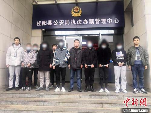 中國僑網(wǎng)警方成功抓捕犯罪嫌疑人 楊軍 攝