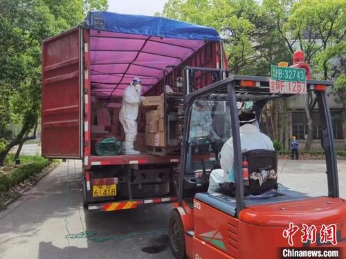 中國(guó)僑網(wǎng)安徽歐美同學(xué)會(huì)各級(jí)會(huì)員等踴躍捐款捐物?!“不諝W美同學(xué)會(huì)供圖