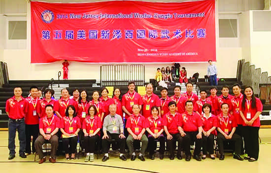 趙長軍與工作人員合影(美國《僑報(bào)》/后歆桐