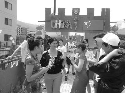 師生在展臺(tái)前忙碌