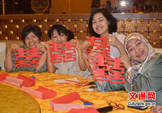 武官夫人們展示心愛作品