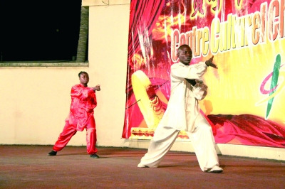 貝寧功夫武術(shù)聯(lián)合會(huì)會(huì)員表演的四十二式太極拳