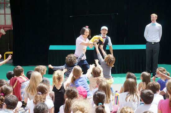 演員們用日常用品變出的動(dòng)物吸引著孩子們。(法國(guó)《歐洲時(shí)報(bào)》/朱增蘭