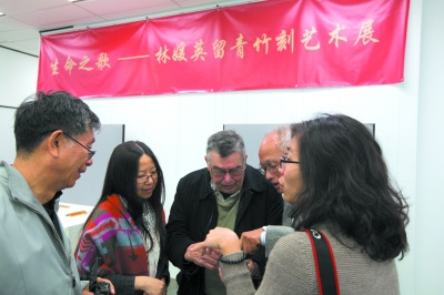 林媛英(左二)在展會現(xiàn)場與澳洲藝術(shù)家交流