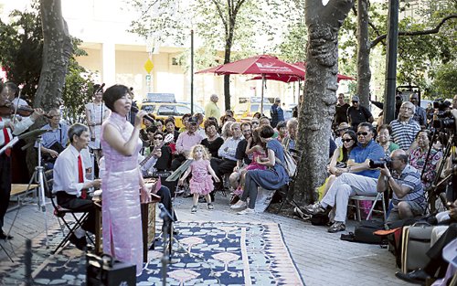 戶外音樂節(jié)表演。(美國《僑報》/管黎明