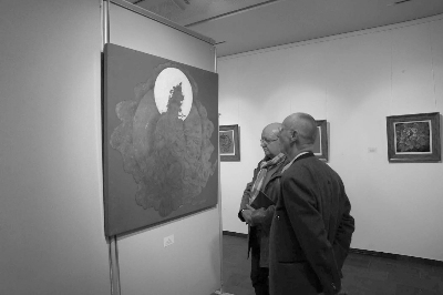 觀眾認(rèn)真觀賞畫作