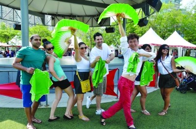 岳穎教洋妞舞扇。