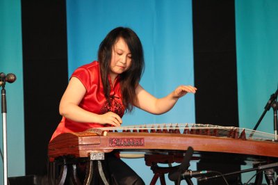 楊藝傾情演奏(美國《世界日報(bào)》/馮兆音