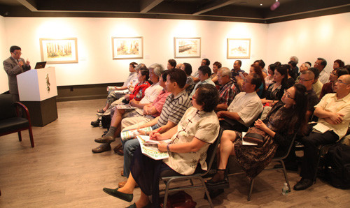 徐白一教授在展覽開幕前于黃氏藝廊主講中國畫。(美國《僑報》/陳儒斌