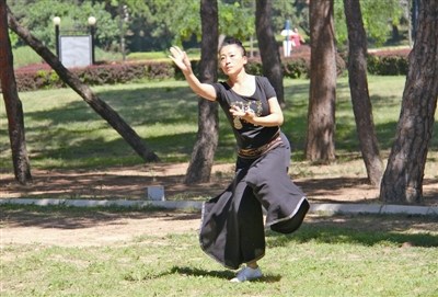 柯文正在表演氣功舞。實(shí)習(xí)記者