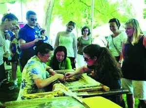 蔡梅英現(xiàn)場(chǎng)刺繡《蒙娜麗莎》作品