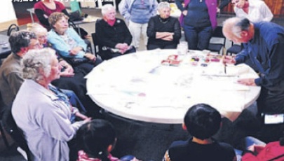 新西蘭畫家陳康渭教本土新西蘭老人中國書法與水墨畫。