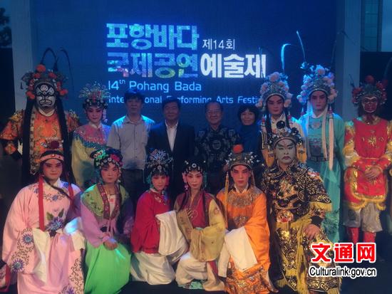 史瑞琳參贊與藝術(shù)團(tuán)合影