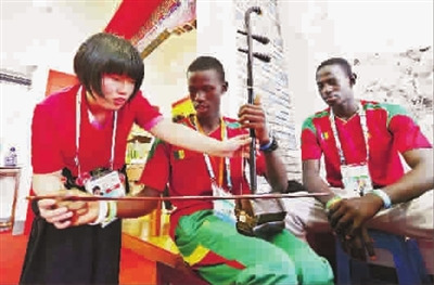 塞內(nèi)加爾運動員學習二胡