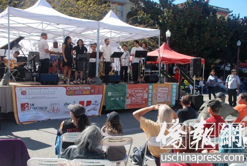 人們頂著烈日驕陽聽歌唱表演。(美國《僑報(bào)》/吳卓明