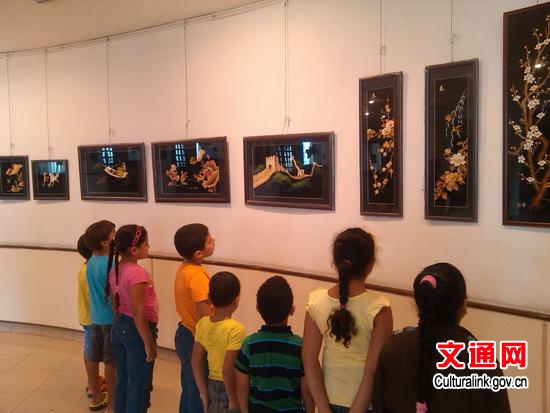 埃及少年參觀蘆葦藝術(shù)作品