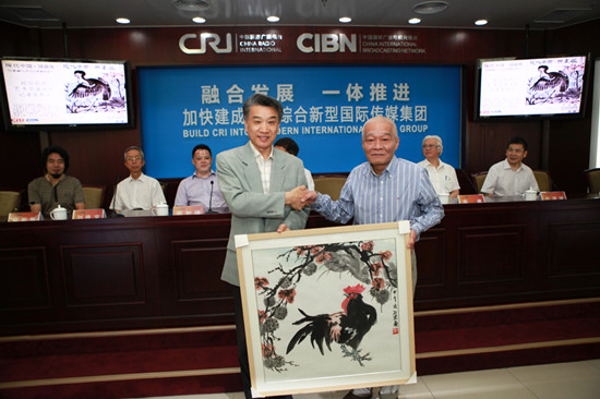 中國僑網(wǎng)畫家董必宏向中國國際廣播電臺贈送作品《大吉圖》