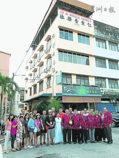 中國(guó)僑網(wǎng)拍攝隊(duì)與仁愛(ài)音樂(lè)社成員在社前合照。(馬來(lái)西亞《星洲日?qǐng)?bào)》)