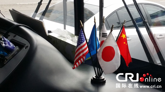 中國僑網(wǎng)接送運動員和媒體的班車上安裝的飾品