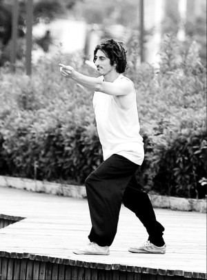 中國僑網(wǎng)永逸在練健身氣功。(白宇 攝)