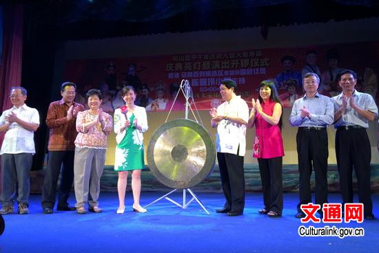 中國(guó)僑網(wǎng)嘉賓為活動(dòng)鳴鑼。(文化部網(wǎng)站)