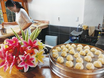 中國(guó)僑網(wǎng)周潔和她做的如花的花卷。(鐘??攝)