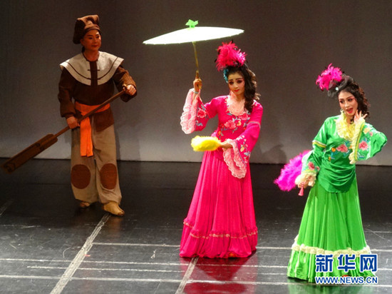 中國(guó)僑網(wǎng)演員在臺(tái)上表演(周??攝)