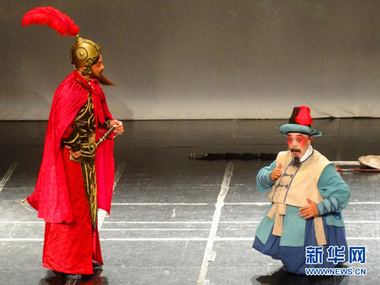 中國(guó)僑網(wǎng)演員在臺(tái)上表演(周??攝)