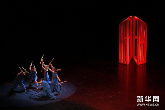 中國(guó)僑網(wǎng)演員演出舞劇《武蹈門》。(埃里克·亞當(dāng)森 攝)