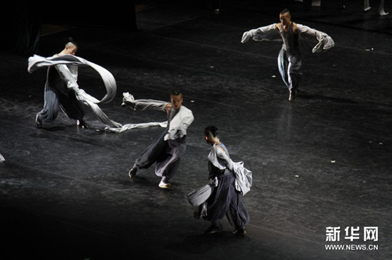 中國(guó)僑網(wǎng)演員進(jìn)行《武蹈門》中的水袖演出。(埃里克·亞當(dāng)森 攝)