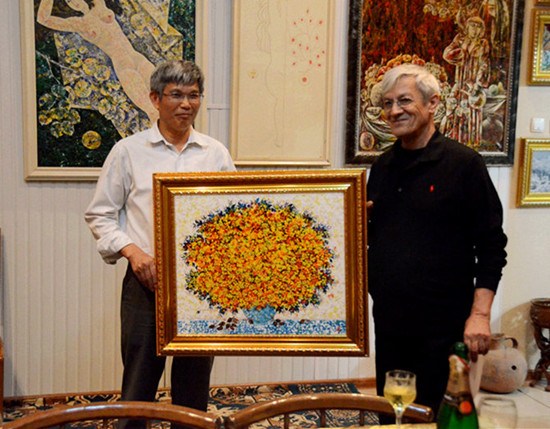 中國(guó)僑網(wǎng)庫爾巴諾夫?qū)⒆约旱漠嬜鳌斗被ā焚?zèng)予中國(guó)畫家(賈興鵬 攝)