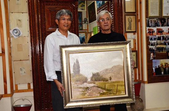 中國(guó)僑網(wǎng)人民網(wǎng)副總裁官建文代表中國(guó)畫家古棕贈(zèng)送畫作給庫爾巴諾夫(賈興鵬 攝)