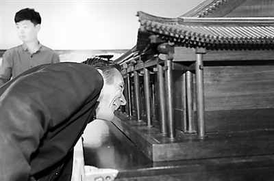 中國(guó)僑網(wǎng)法國(guó)觀眾觀看“圓明園大宮門區(qū)模型”。(陳曉偉 攝)