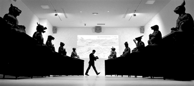 中國(guó)僑網(wǎng)“圓明重光”在巴黎展出。(陳曉偉 攝)