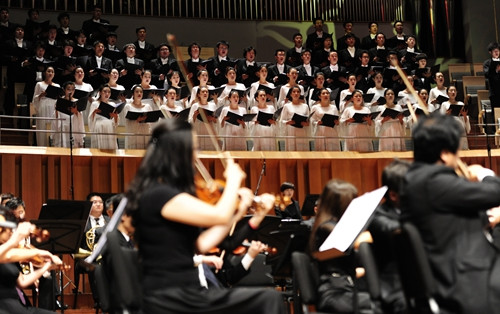 中國(guó)僑網(wǎng)大劇院合唱團(tuán)合唱《乘著金色的翅膀》(中新網(wǎng))