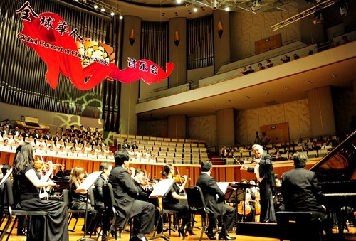 中國僑網(wǎng)著名指揮家鄭小瑛擔(dān)任音樂會嘉賓指揮(中新網(wǎng))