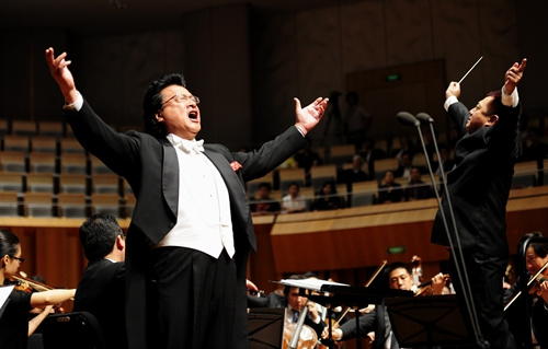 中國僑網(wǎng)著名男高音歌唱家張建一演唱《我和我的祖國》(中新網(wǎng))