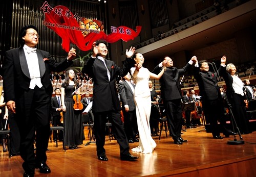 中國僑網(wǎng)參演嘉賓集體謝幕(中新網(wǎng))