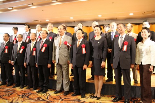 中國僑網(wǎng)9月27日出席“現(xiàn)代中國·國畫展”的主要嘉賓合影。