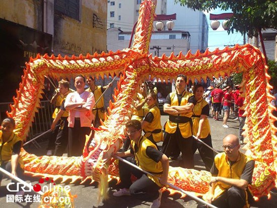 中國僑網(wǎng)中國龍”社團(tuán)春節(jié)在圣保羅東方區(qū)的舞龍表演是每年的固定項(xiàng)目