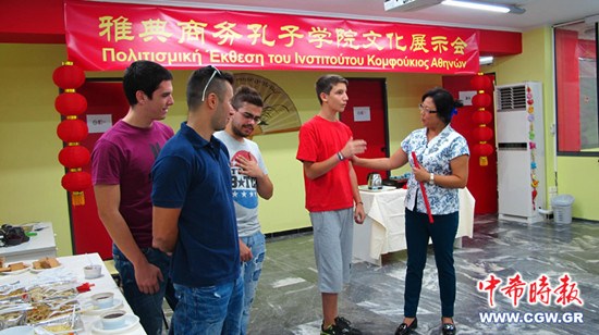 中國僑網希臘雅典商務孔子學院院長楊秀琴向希臘學生傳授中國文化知識。(《中希時報》)