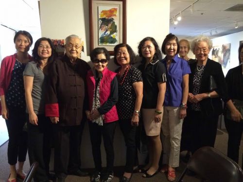 中國僑網(wǎng)圖為侯北人夫婦(左三、四)與他的弟子們在慶典儀式上。(美國《僑報》)