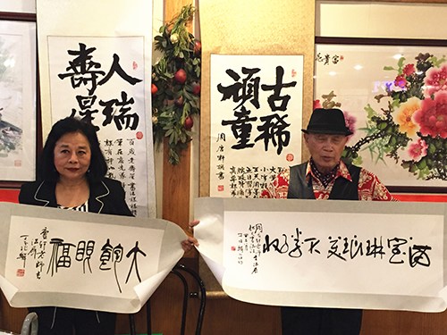 中國(guó)僑網(wǎng)周唐軒介紹即將登場(chǎng)的書(shū)法聯(lián)展。(美國(guó)《僑報(bào)》/林宜瑩 攝)