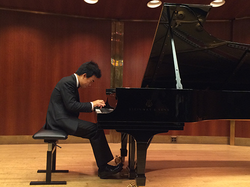 中國僑網(wǎng)孫嘉言舉辦音樂會。(美國《僑報》/孫若男 攝)