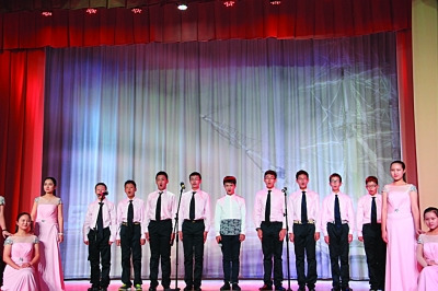 中國僑網(wǎng)文化使者們用俄語唱起了《喀秋莎》