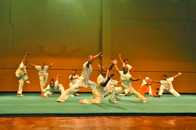 中國(guó)僑網(wǎng)非洲學(xué)員帶來精彩的匯報(bào)演出。