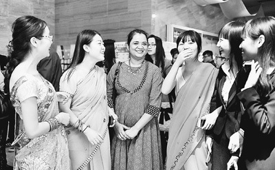 中國僑網(wǎng)各國電影人在觀影后交流心得體會。